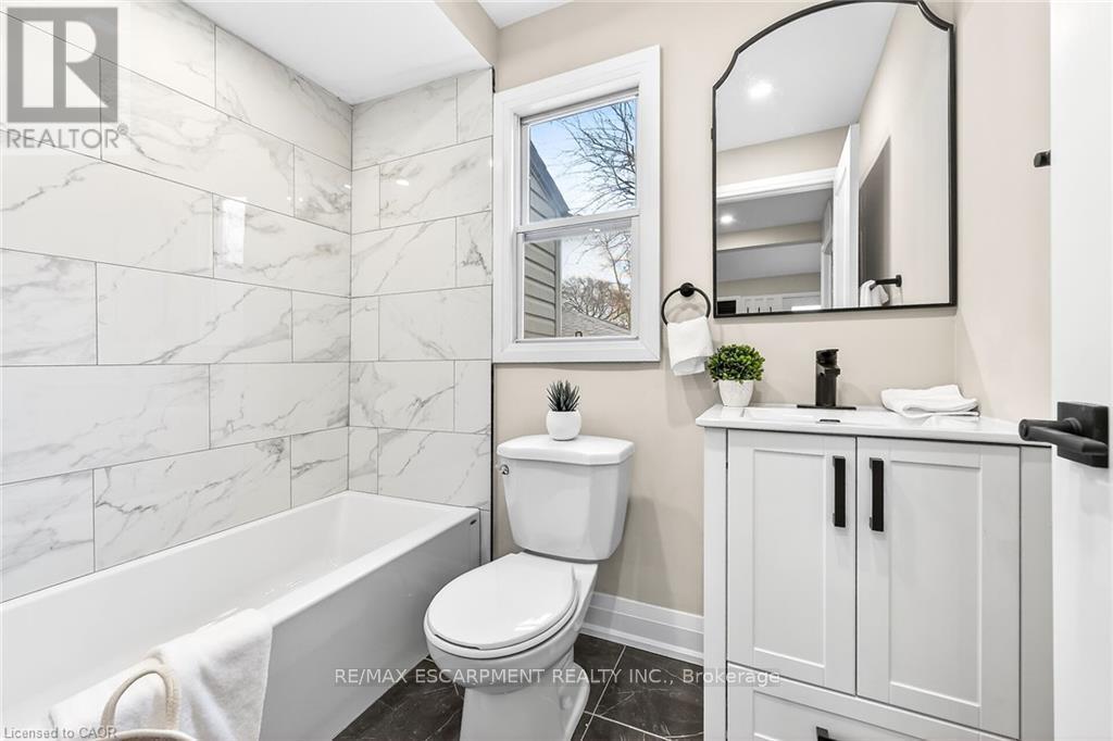 156 Walter Avenue N, Hamilton, ON - Indoor Photo Showing Bathroom