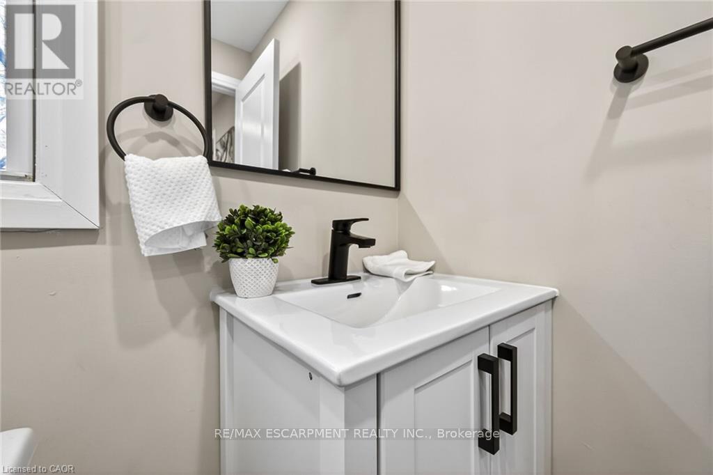 156 Walter Avenue N, Hamilton, ON - Indoor Photo Showing Bathroom