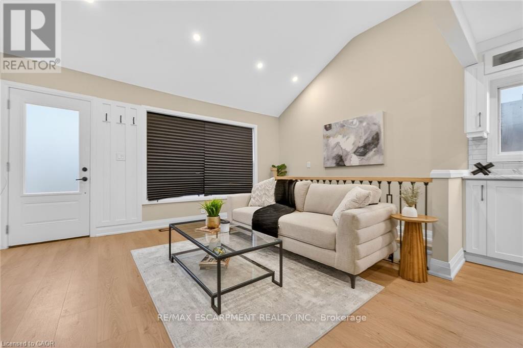 156 Walter Avenue N, Hamilton, ON - Indoor Photo Showing Living Room