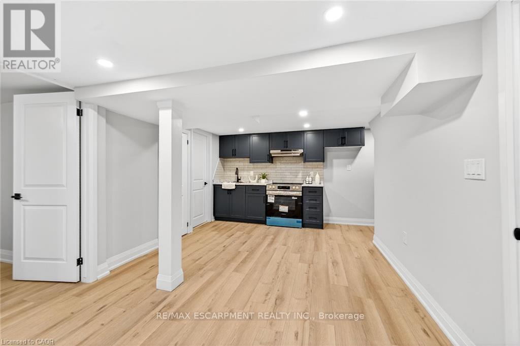 156 Walter Avenue N, Hamilton, ON - Indoor Photo Showing Kitchen