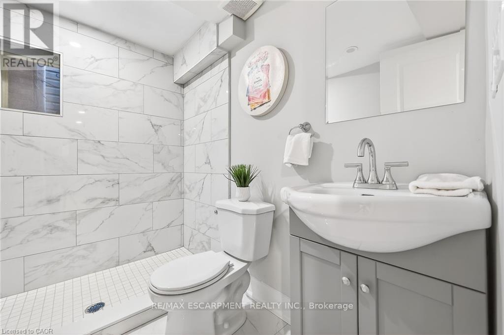 156 Walter Avenue N, Hamilton, ON - Indoor Photo Showing Bathroom