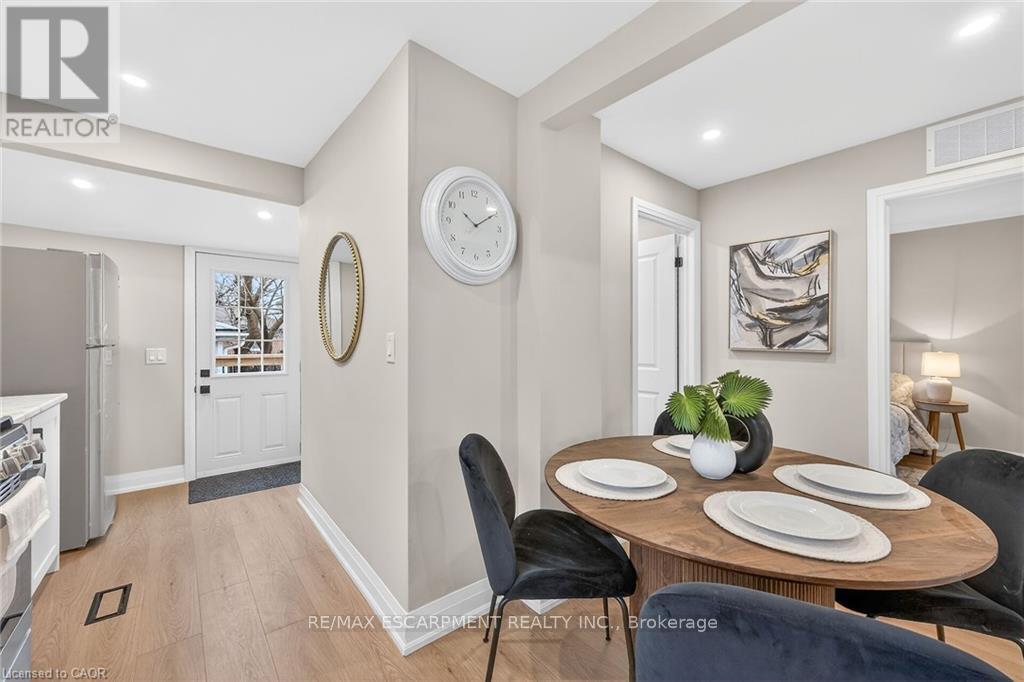 156 Walter Avenue N, Hamilton, ON - Indoor Photo Showing Dining Room