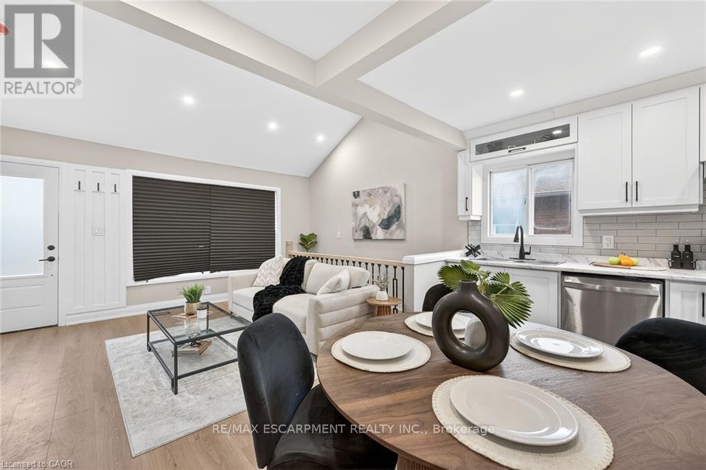 156 Walter Avenue N, Hamilton, ON - Indoor Photo Showing Dining Room