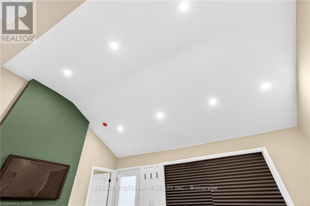 156 Walter Avenue N, Hamilton, ON - Indoor Photo Showing Other Room