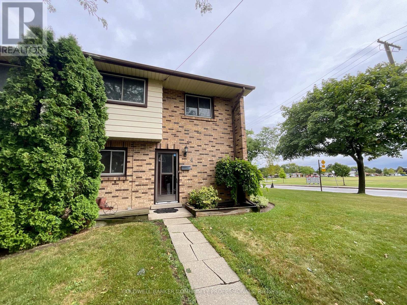 End unit across from the park - 4 Rosanne Crescent, Hamilton, ON - Outdoor