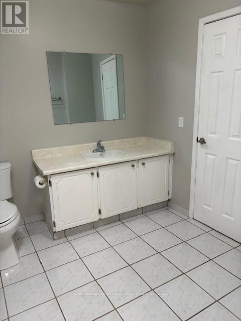 2502 Trident Avenue, Mississauga, ON - Indoor Photo Showing Bathroom