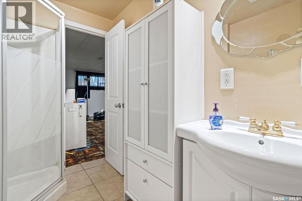 50 Hyland Crescent, Regina, SK - Indoor Photo Showing Bathroom
