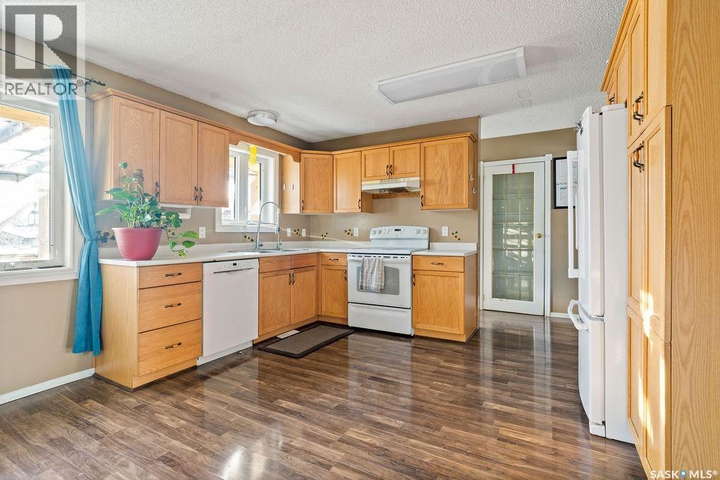 50 Hyland Crescent, Regina, SK - Indoor Photo Showing Kitchen With Double Sink
