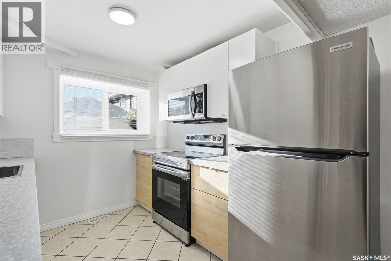 1022 9Th Street E, Saskatoon, SK - Indoor Photo Showing Kitchen