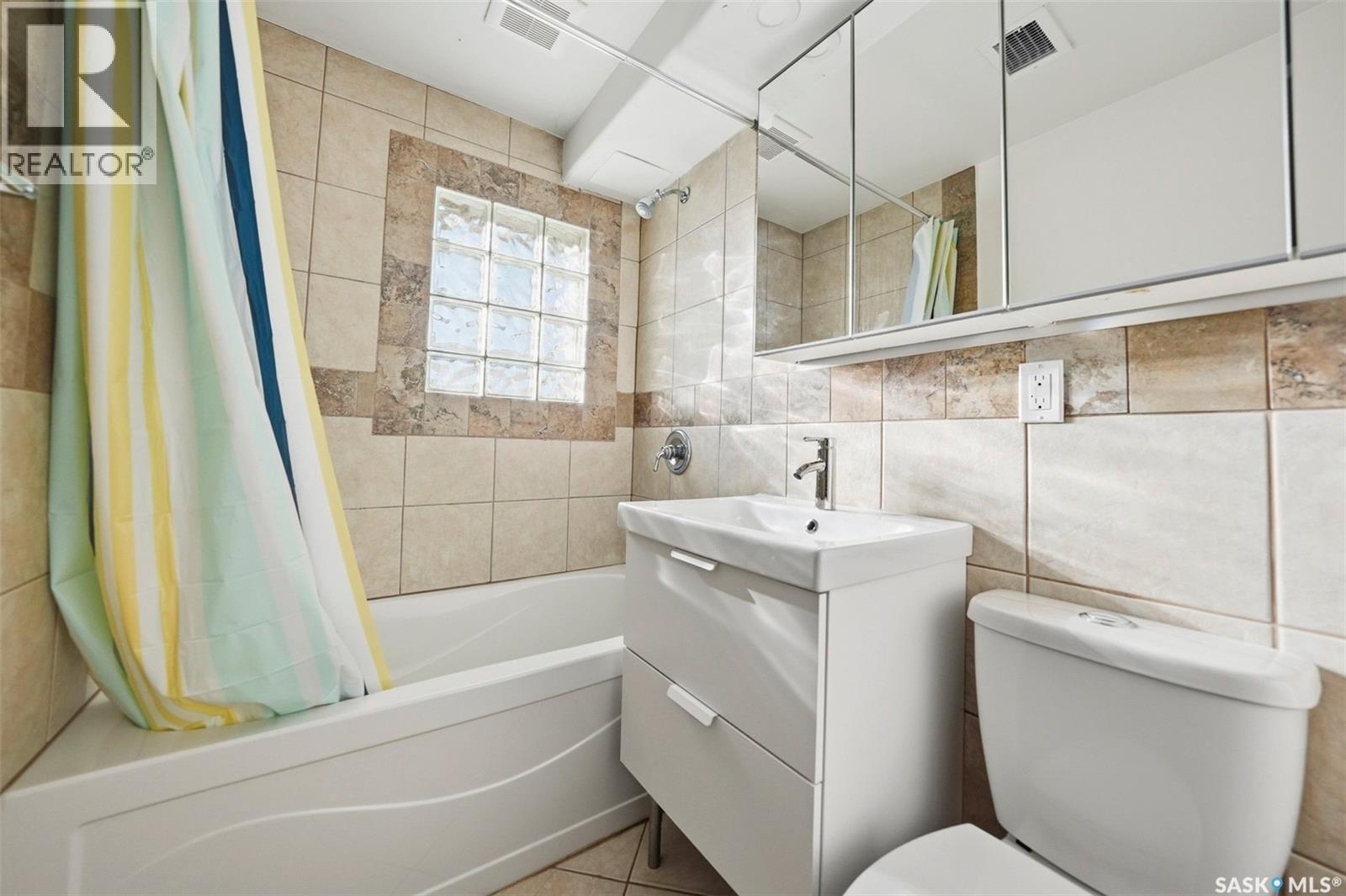 1022 9Th Street E, Saskatoon, SK - Indoor Photo Showing Bathroom