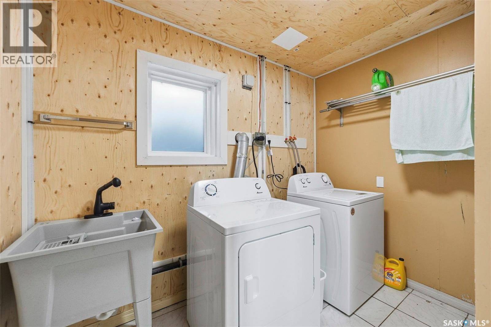 1022 9Th Street E, Saskatoon, SK - Indoor Photo Showing Laundry Room