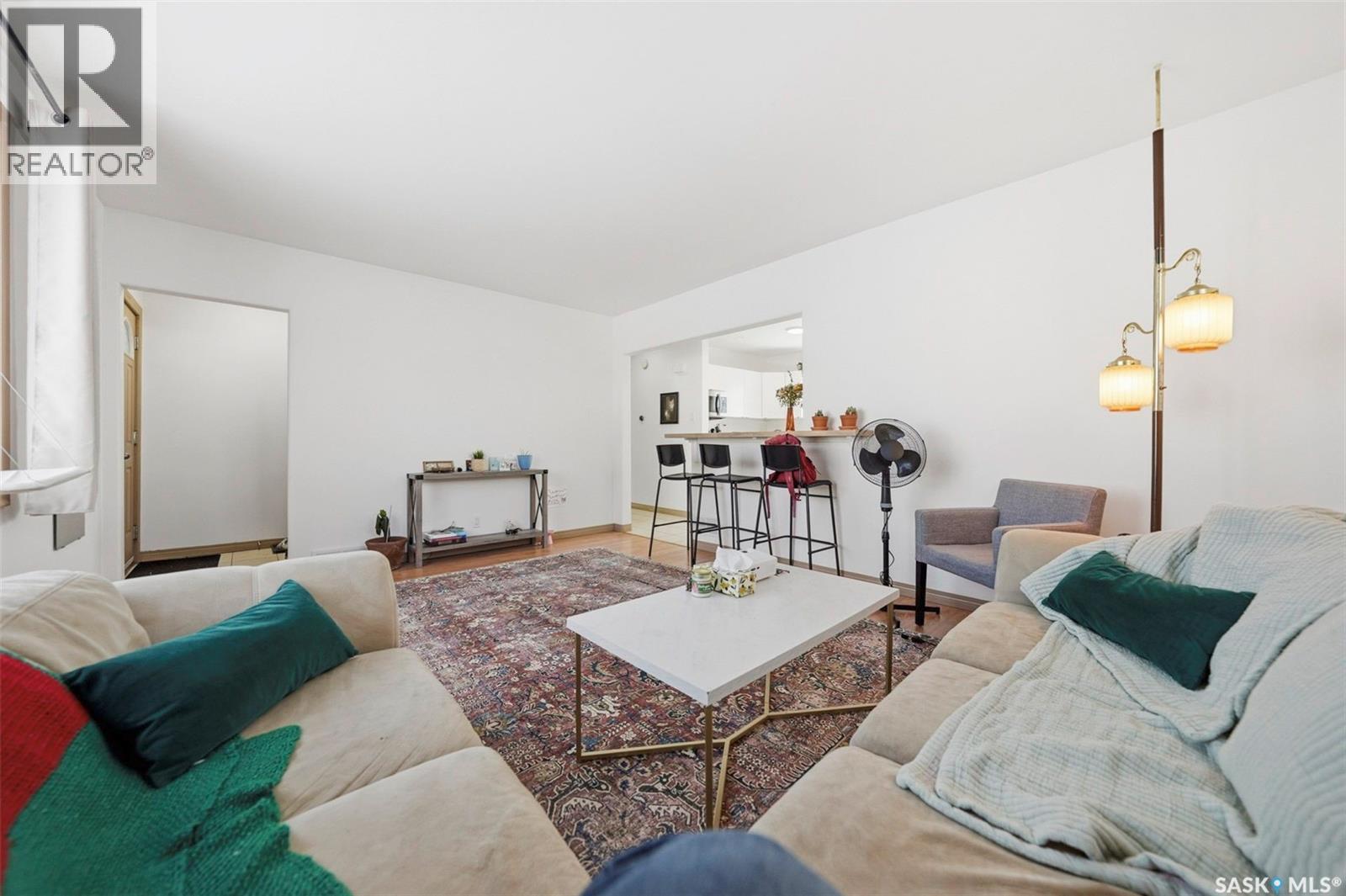 1022 9Th Street E, Saskatoon, SK - Indoor Photo Showing Living Room
