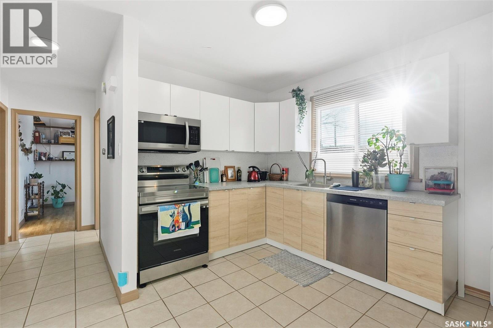1022 9Th Street E, Saskatoon, SK - Indoor Photo Showing Kitchen