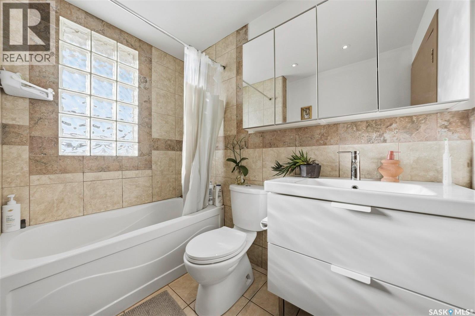 1022 9Th Street E, Saskatoon, SK - Indoor Photo Showing Bathroom