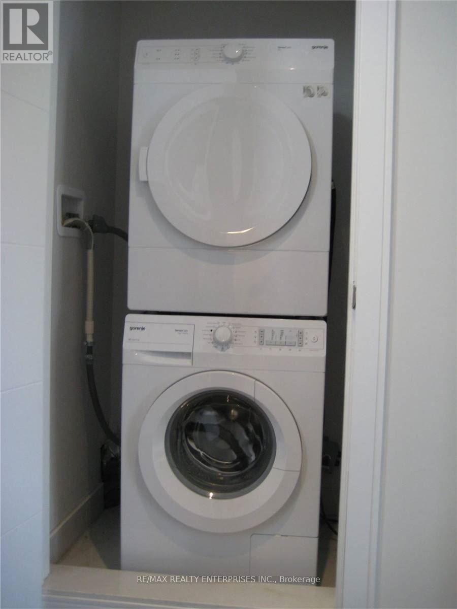 566 Rapids Lane, Mississauga, ON - Indoor Photo Showing Laundry Room