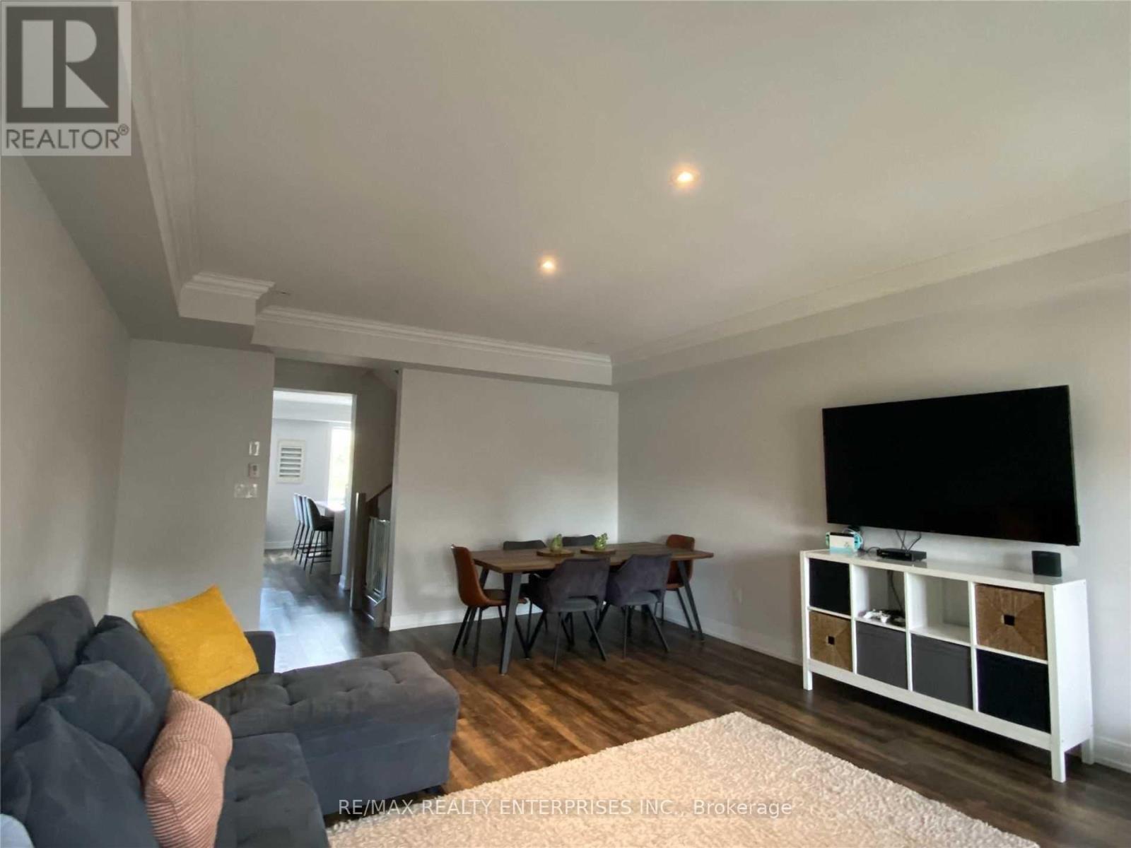 566 Rapids Lane, Mississauga, ON - Indoor Photo Showing Living Room