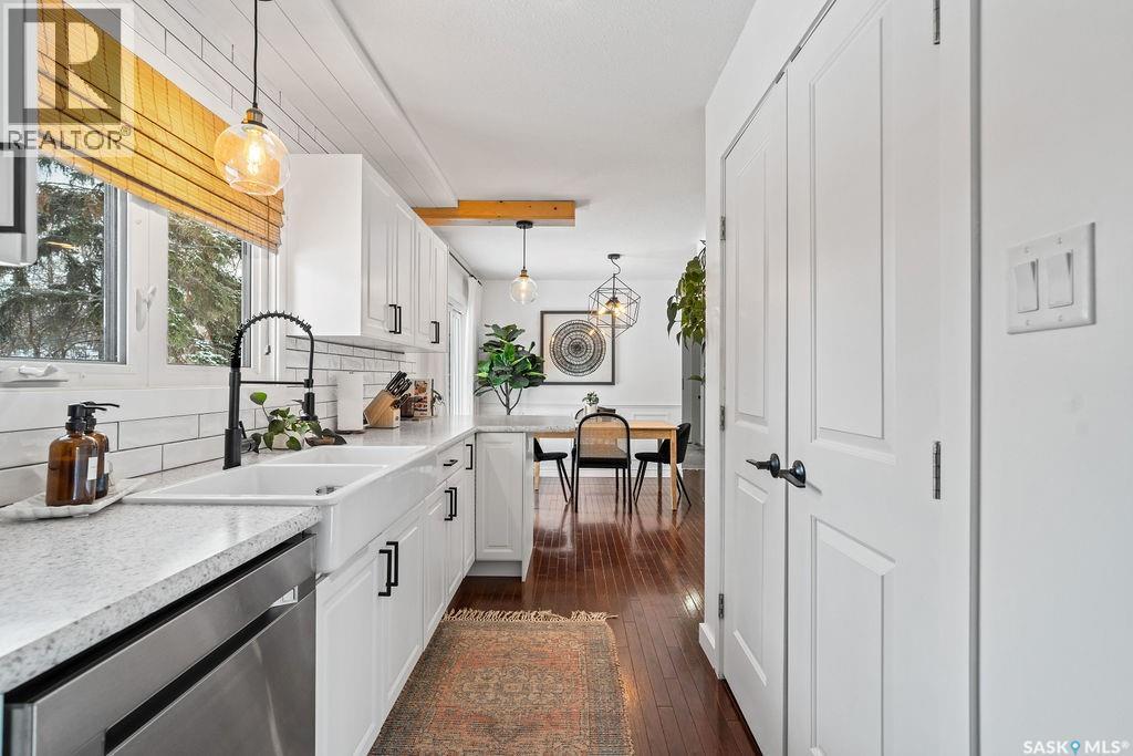 4601 Castle Road, Regina, SK - Indoor Photo Showing Kitchen