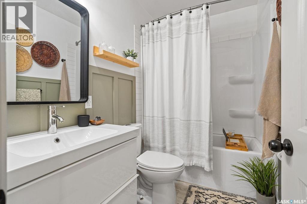 4601 Castle Road, Regina, SK - Indoor Photo Showing Bathroom