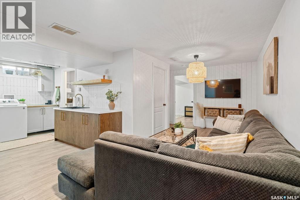 4601 Castle Road, Regina, SK - Indoor Photo Showing Living Room