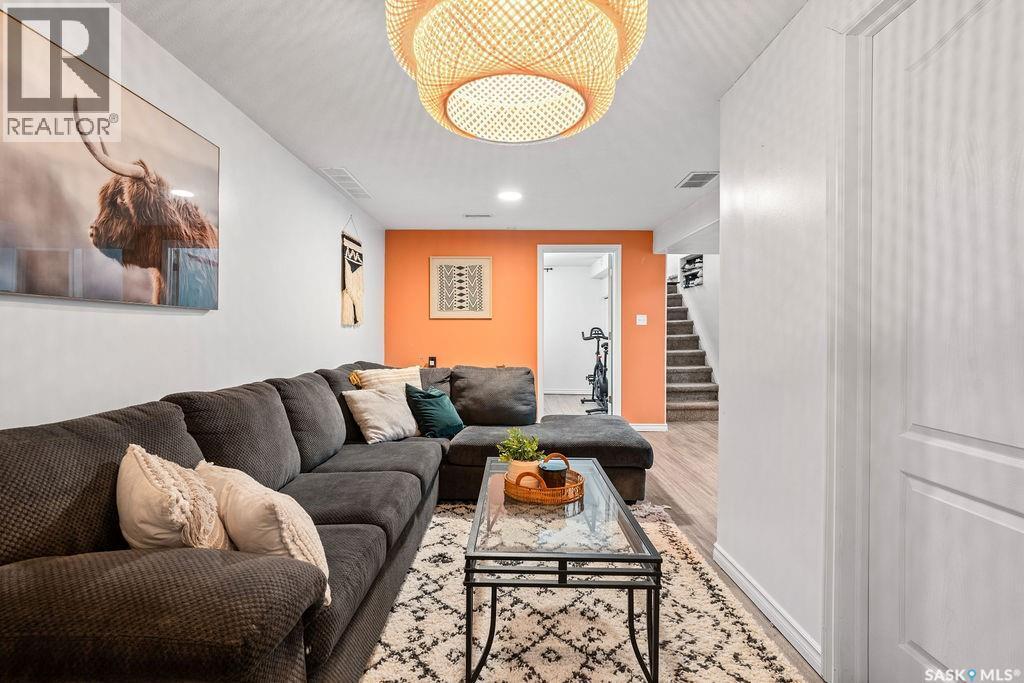 4601 Castle Road, Regina, SK - Indoor Photo Showing Living Room