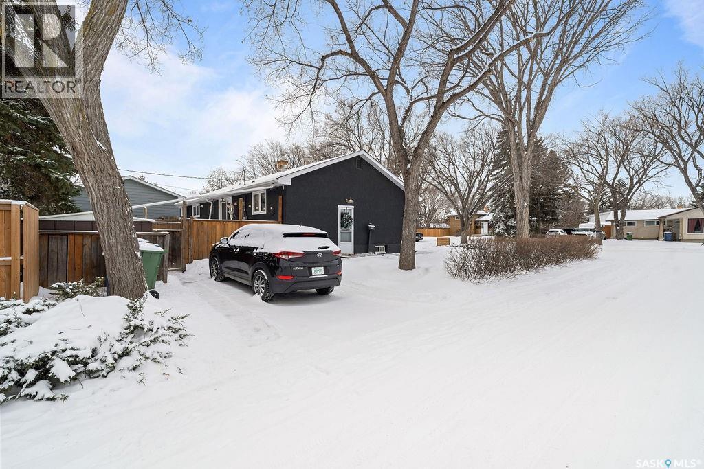 4601 Castle Road, Regina, SK - Outdoor