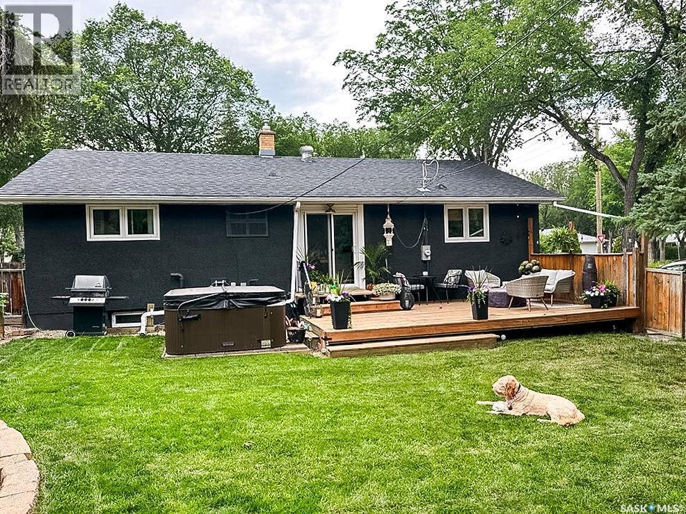 4601 Castle Road, Regina, SK - Outdoor With Deck Patio Veranda