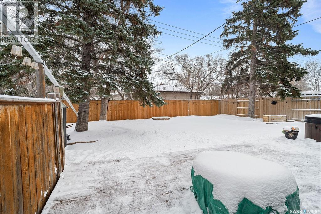 4601 Castle Road, Regina, SK - Outdoor With Backyard