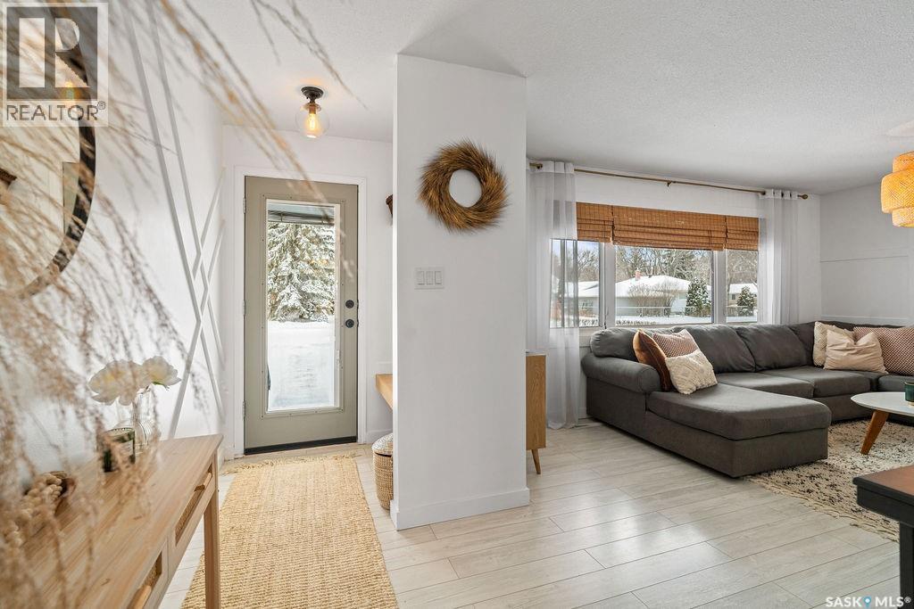 4601 Castle Road, Regina, SK - Indoor Photo Showing Living Room
