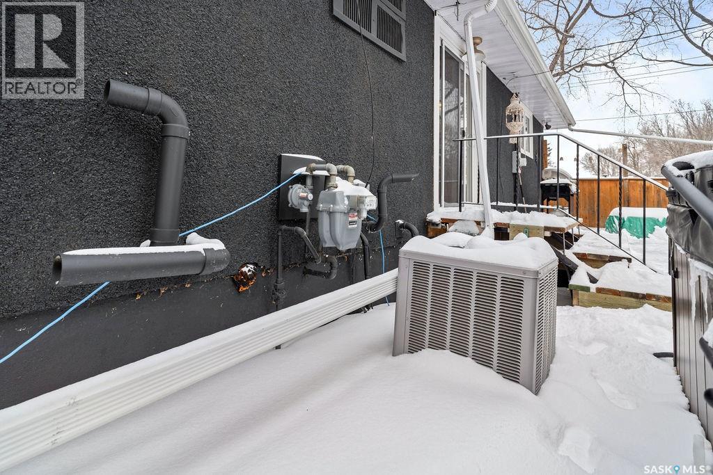 4601 Castle Road, Regina, SK - Outdoor With Exterior