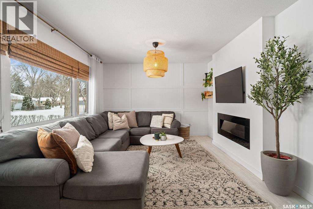 4601 Castle Road, Regina, SK - Indoor Photo Showing Living Room With Fireplace