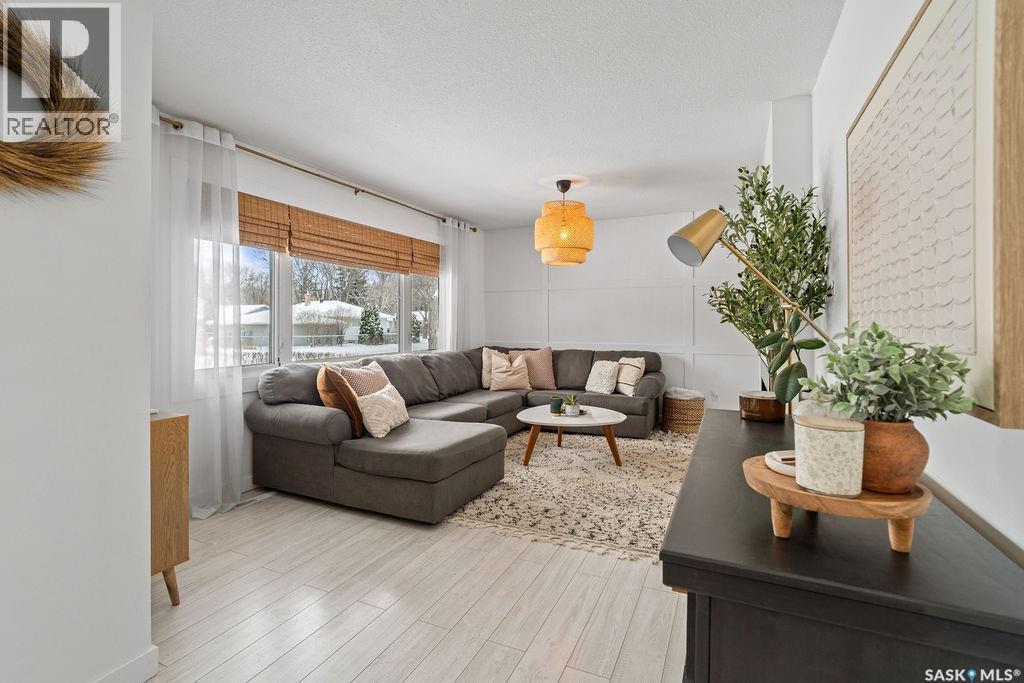 4601 Castle Road, Regina, SK - Indoor Photo Showing Living Room