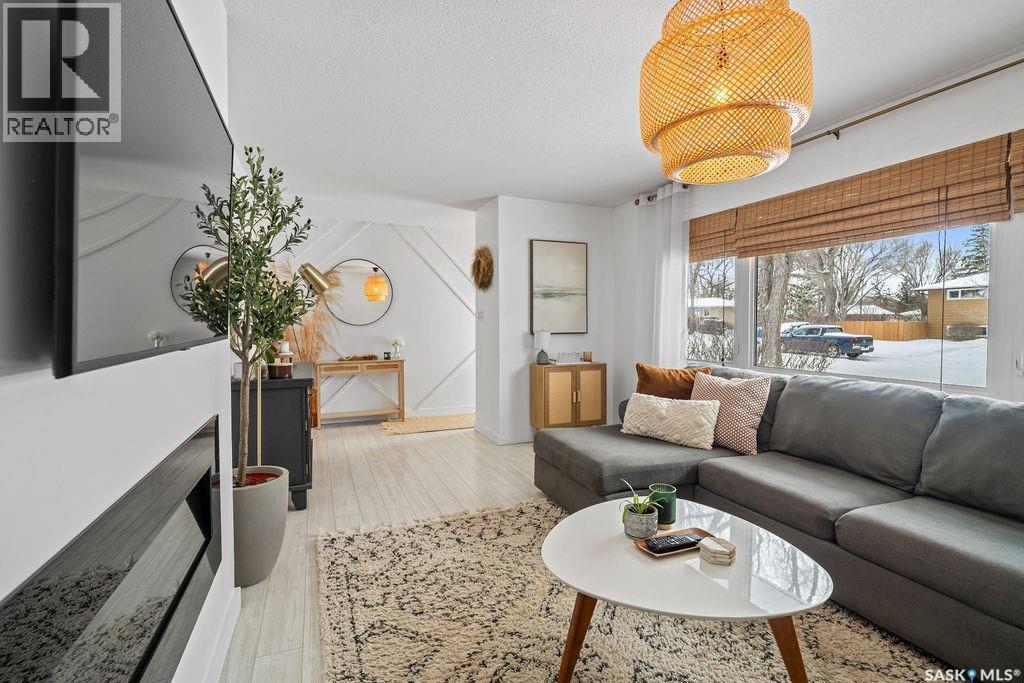 4601 Castle Road, Regina, SK - Indoor Photo Showing Living Room