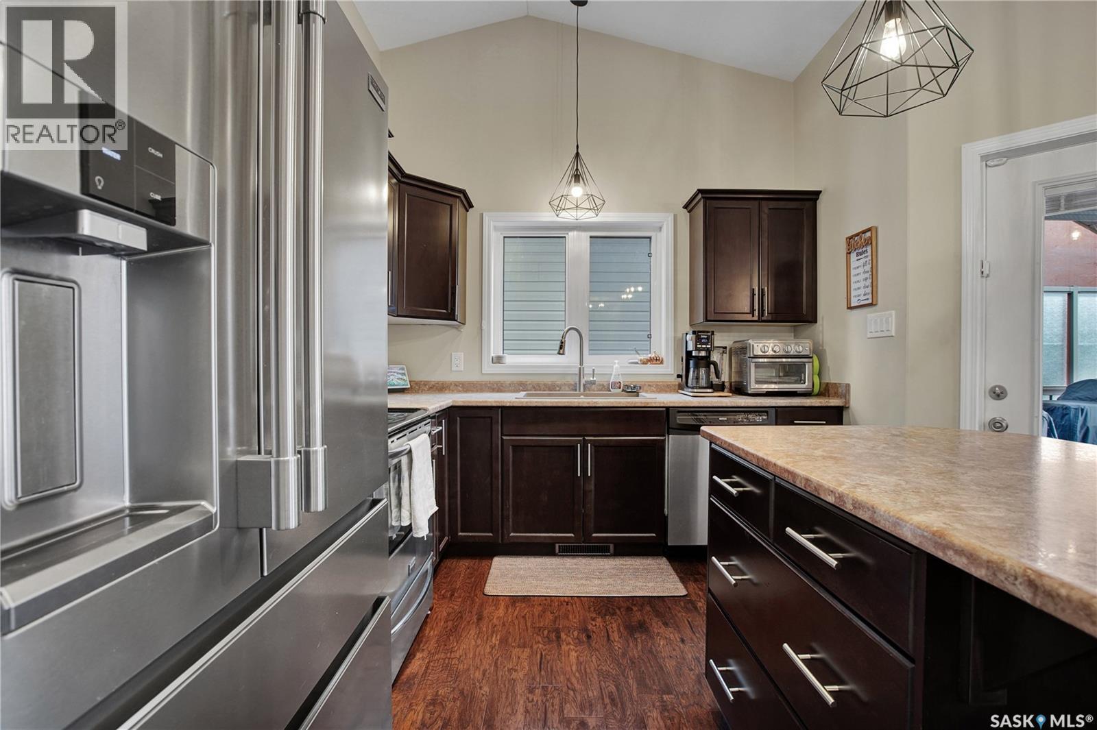 439 Snead Crescent, Warman, SK - Indoor Photo Showing Kitchen With Upgraded Kitchen