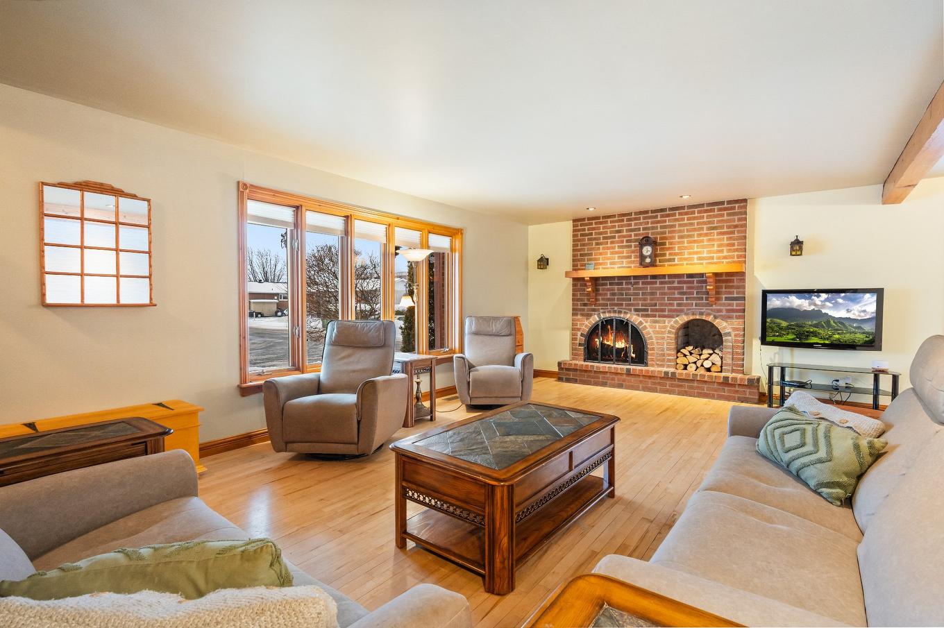 Living room - 5380 Rue Le Ber, Saint-Hyacinthe, QC - Indoor Photo Showing Living Room With Fireplace