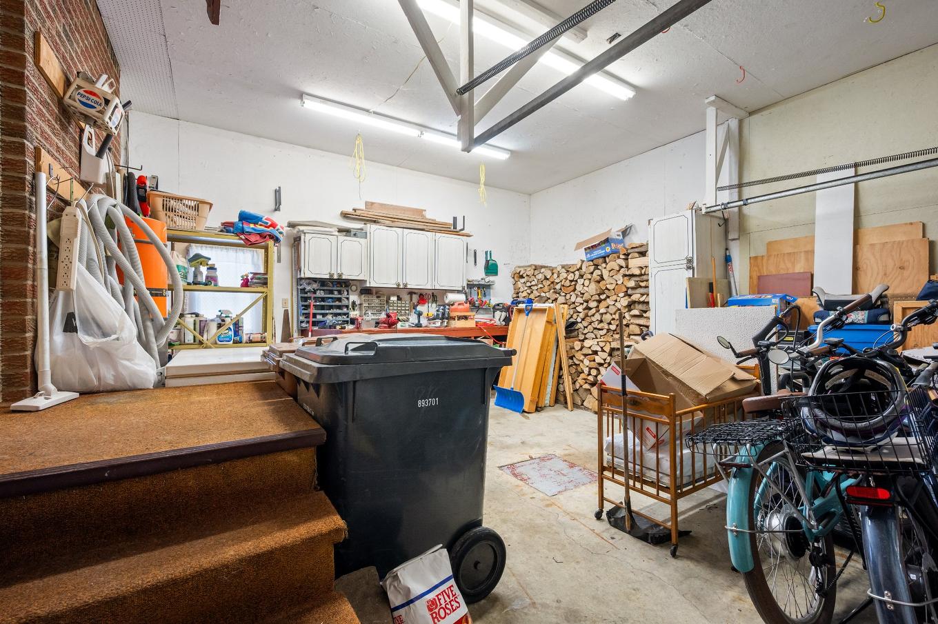 Garage - 5380 Rue Le Ber, Saint-Hyacinthe, QC - Indoor Photo Showing Other Room