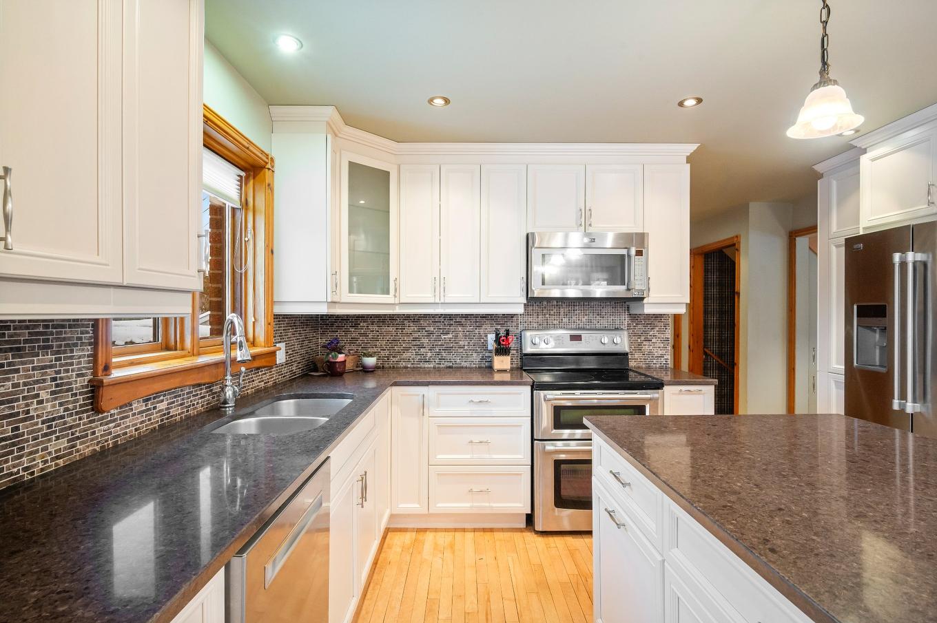 Kitchen - 5380 Rue Le Ber, Saint-Hyacinthe, QC - Indoor Photo Showing Kitchen With Double Sink With Upgraded Kitchen