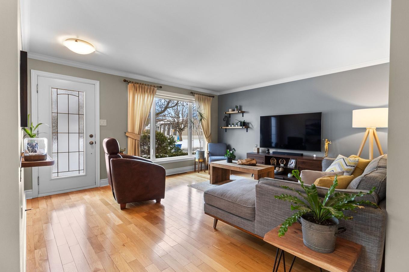 Salon - 16 5E Avenue, Salaberry-De-Valleyfield, QC - Indoor Photo Showing Living Room