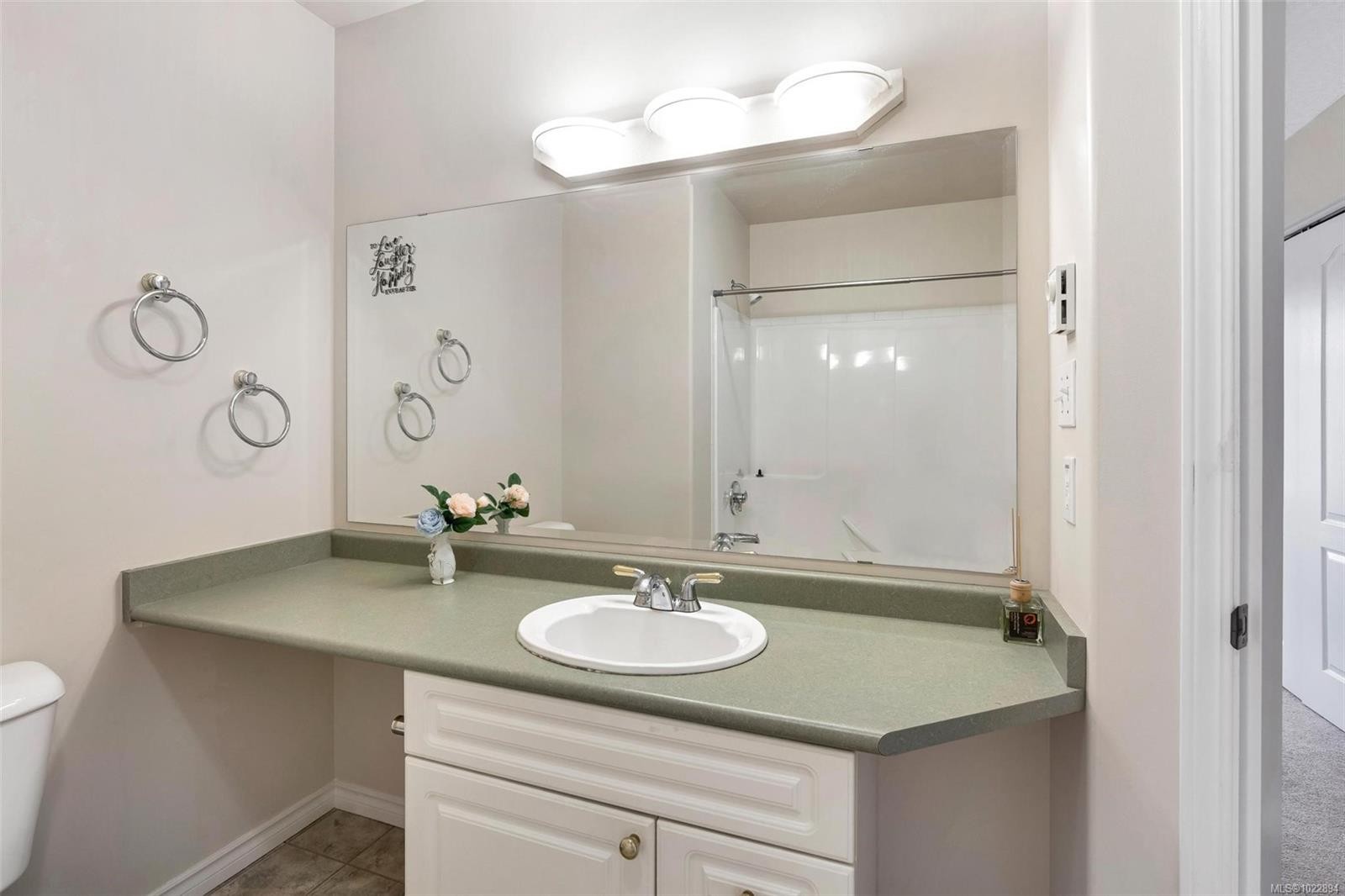 302-1663 Mckenzie Ave, Saanich, BC - Indoor Photo Showing Bathroom