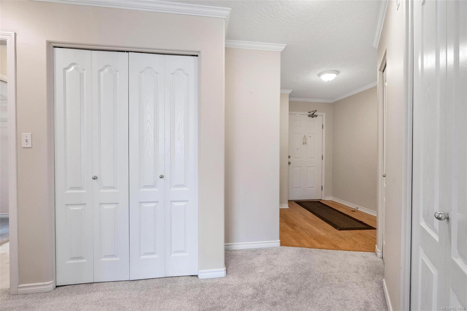 302-1663 Mckenzie Ave, Saanich, BC - Indoor