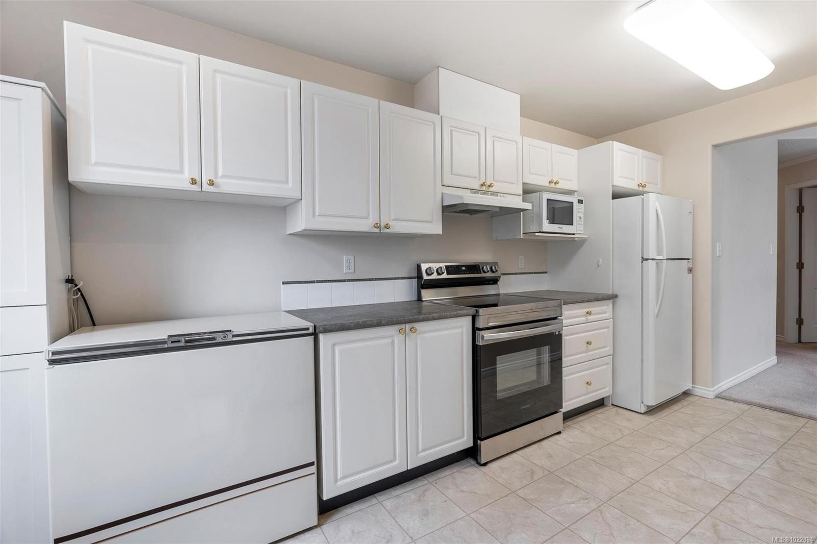 302-1663 Mckenzie Ave, Saanich, BC - Indoor Photo Showing Other Room