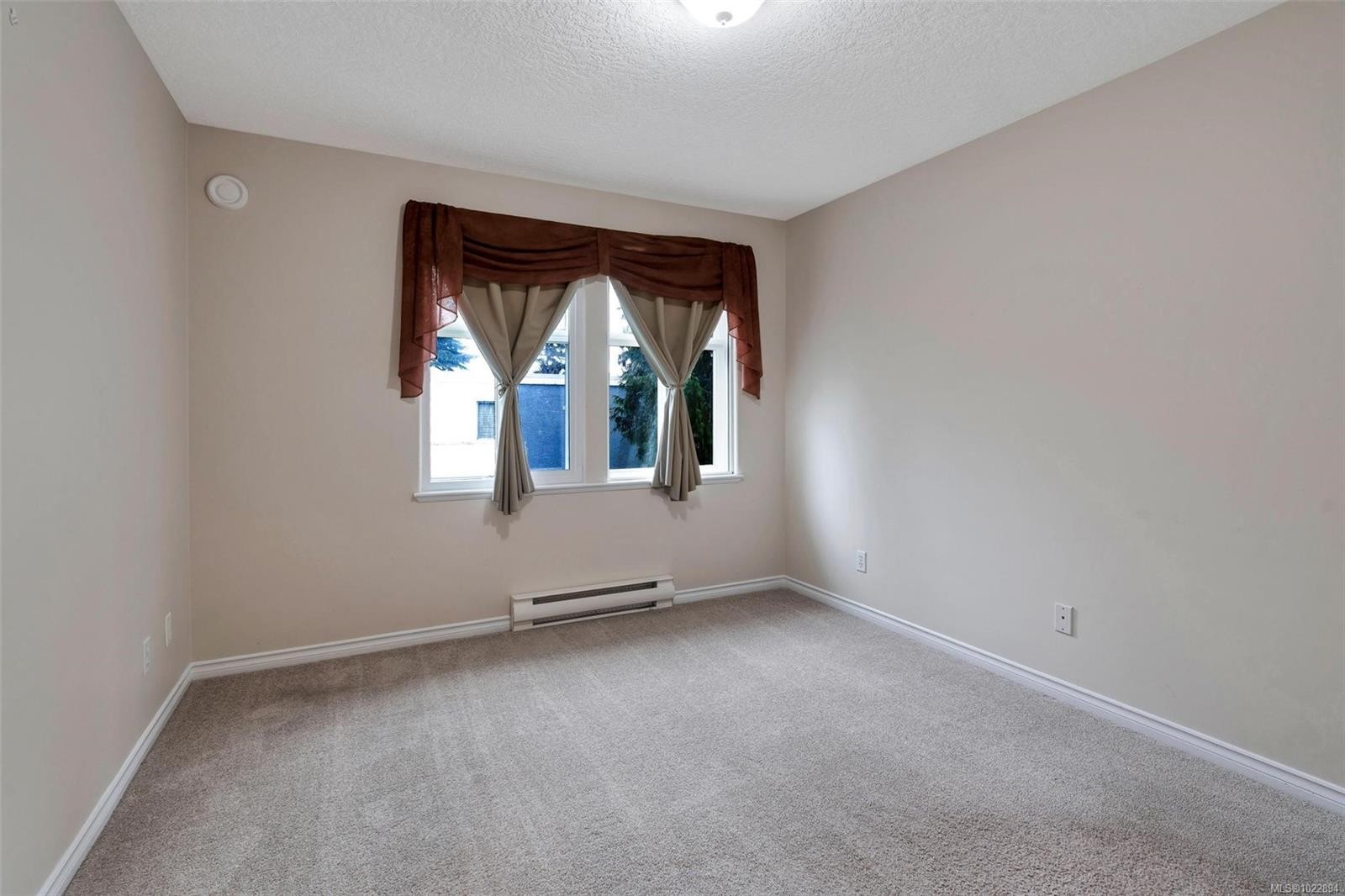 302-1663 Mckenzie Ave, Saanich, BC - Indoor Photo Showing Other Room