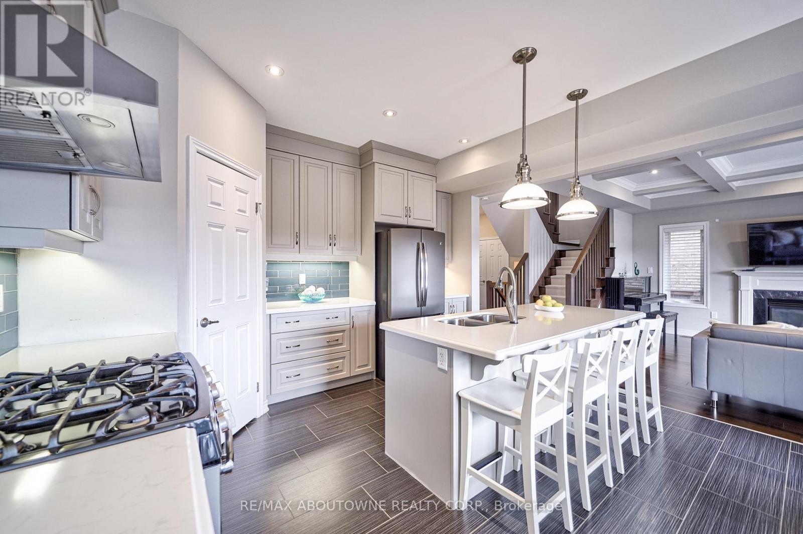 195 Greti Drive, Hamilton, ON - Indoor Photo Showing Kitchen With Double Sink With Upgraded Kitchen