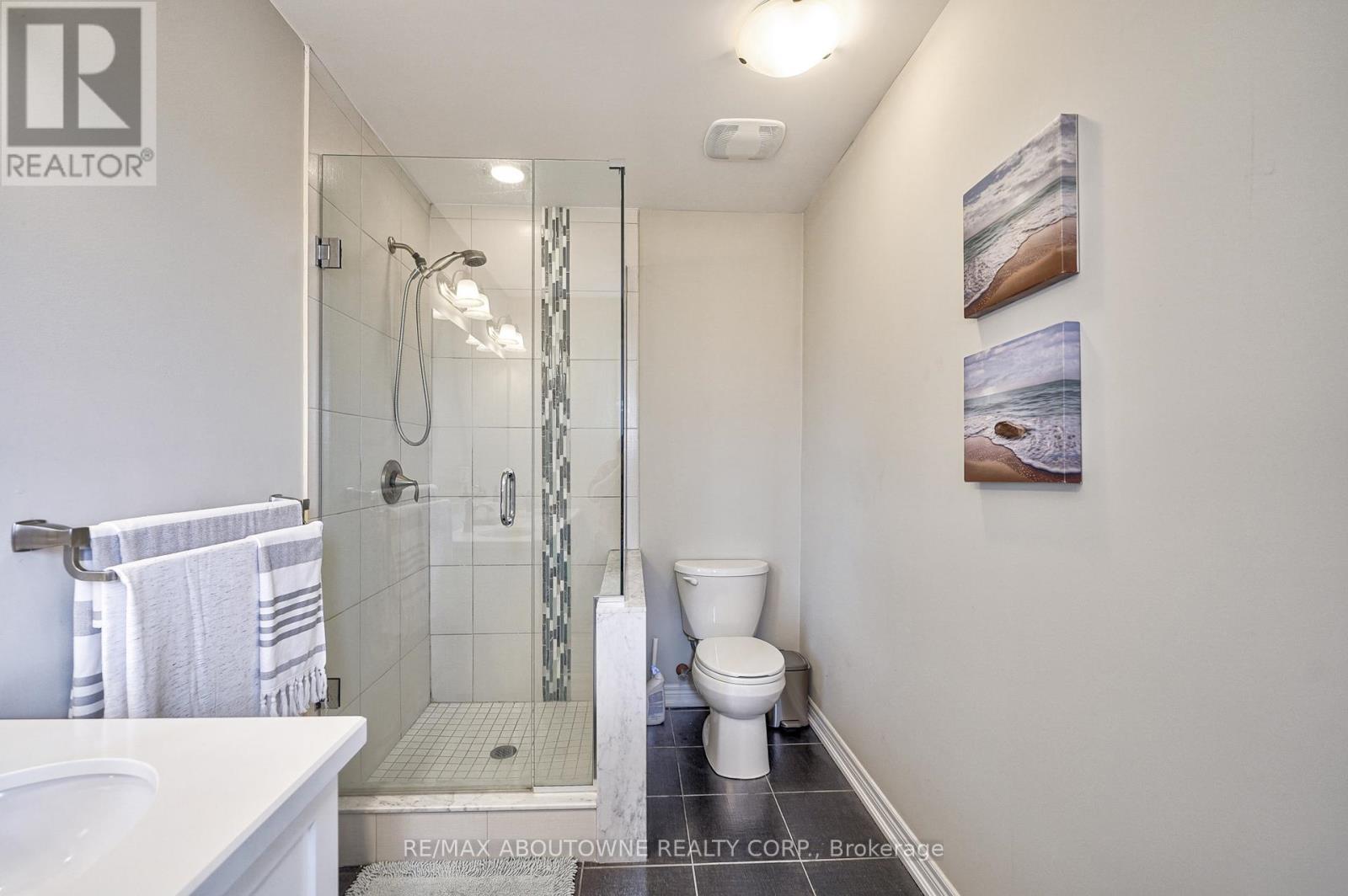 195 Greti Drive, Hamilton, ON - Indoor Photo Showing Bathroom