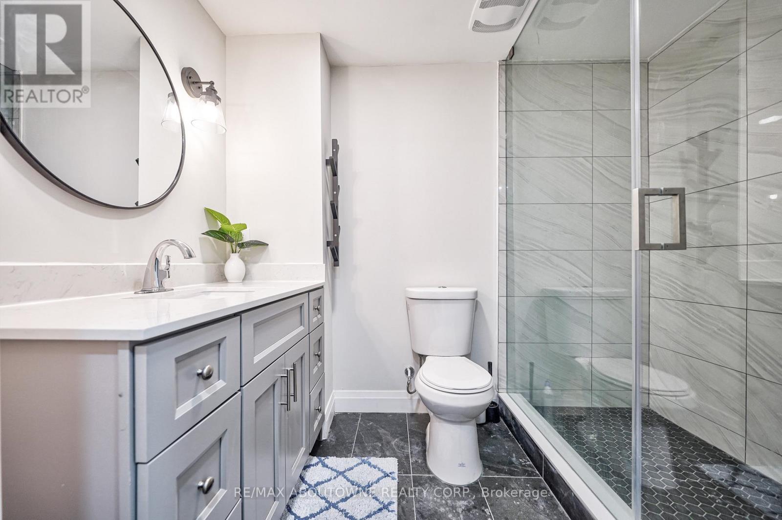 195 Greti Drive, Hamilton, ON - Indoor Photo Showing Bathroom