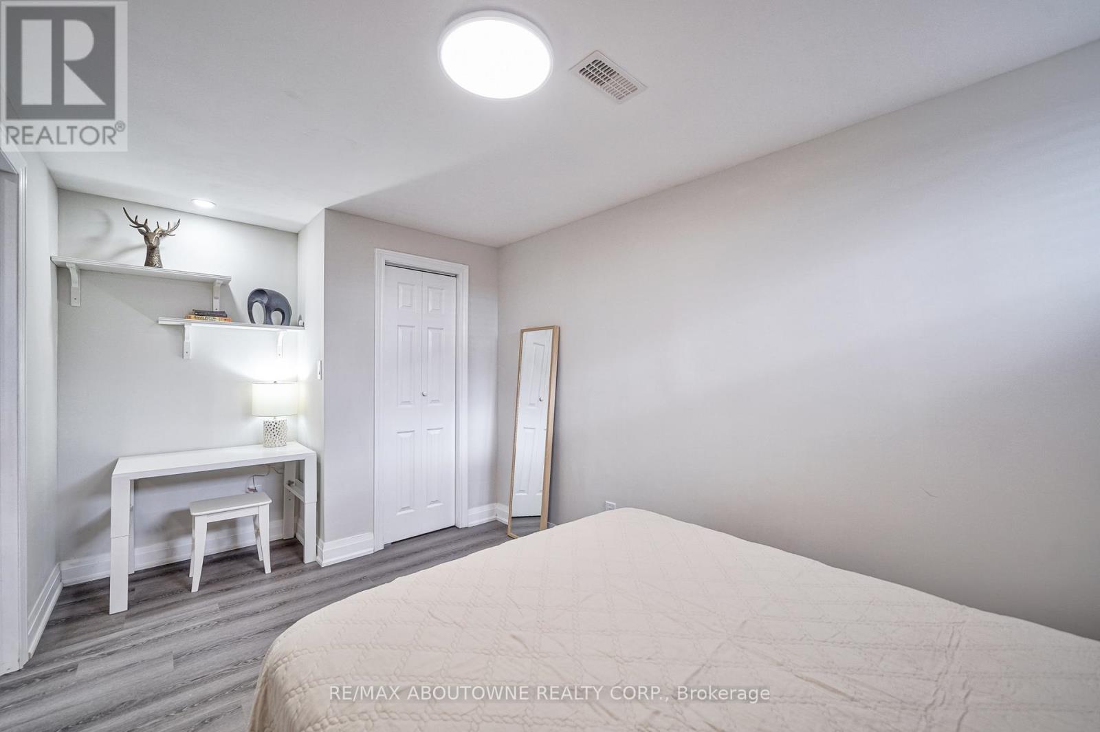 195 Greti Drive, Hamilton, ON - Indoor Photo Showing Bedroom