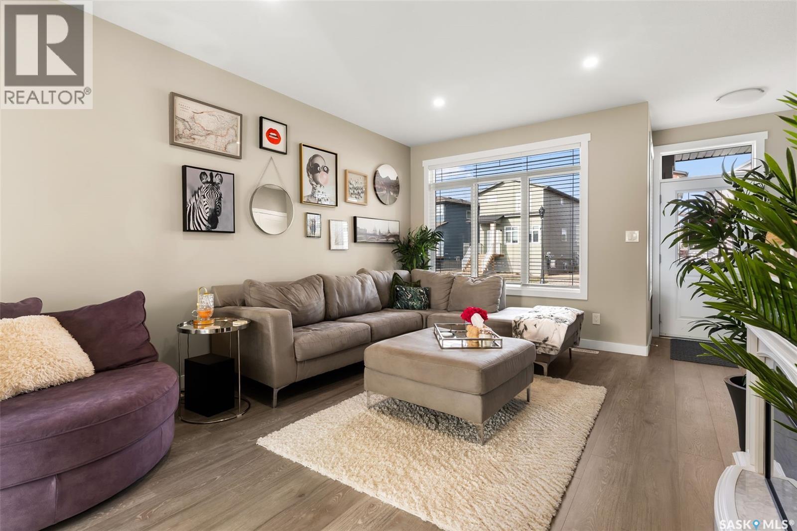 4233 E Keller Avenue, Regina, SK - Indoor Photo Showing Living Room