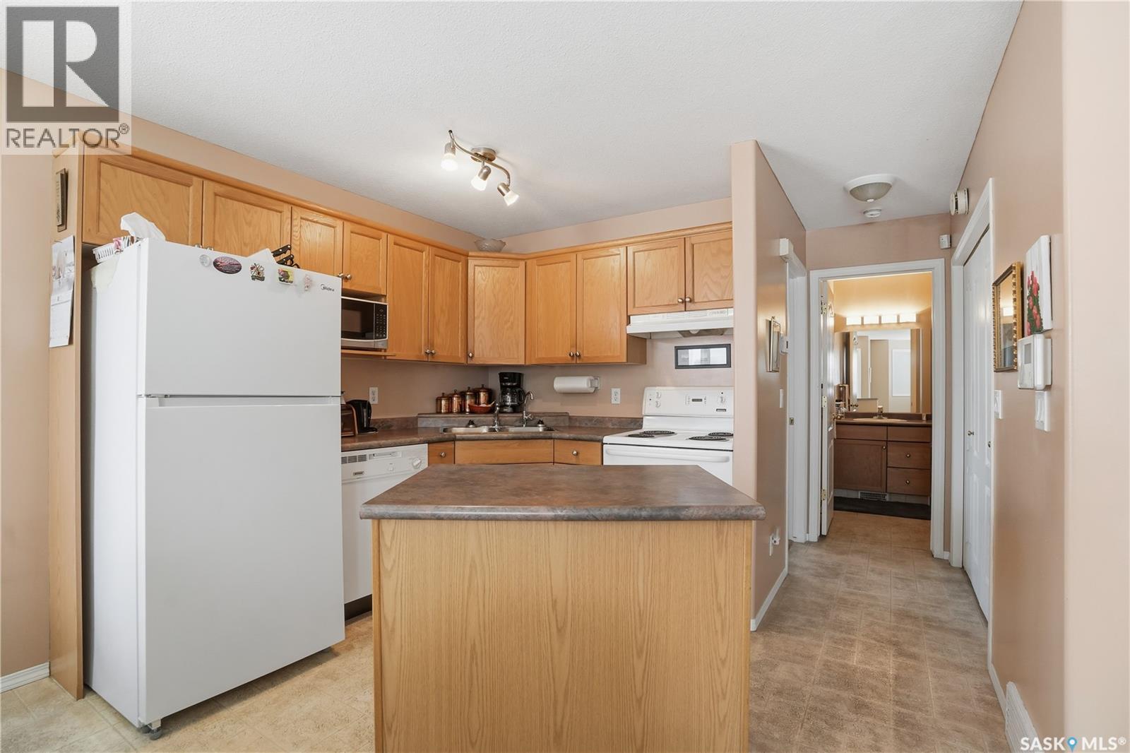 3281 Woodhams Drive E, Regina, SK - Indoor Photo Showing Kitchen