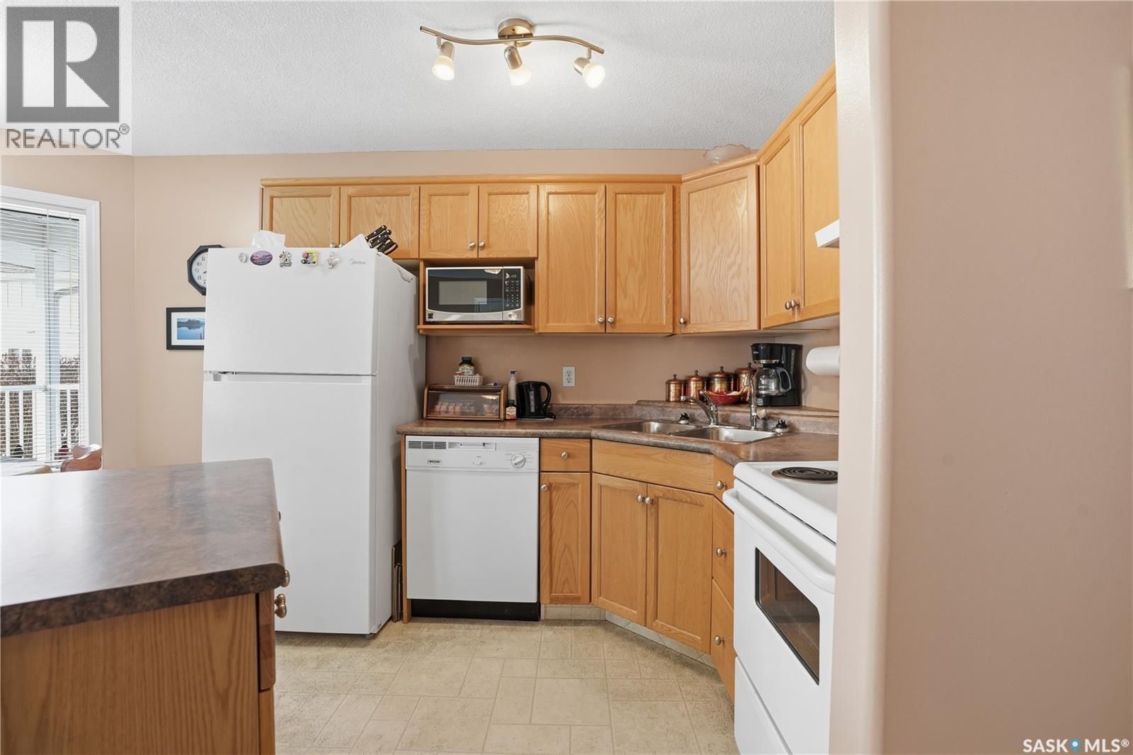 3281 Woodhams Drive E, Regina, SK - Indoor Photo Showing Kitchen