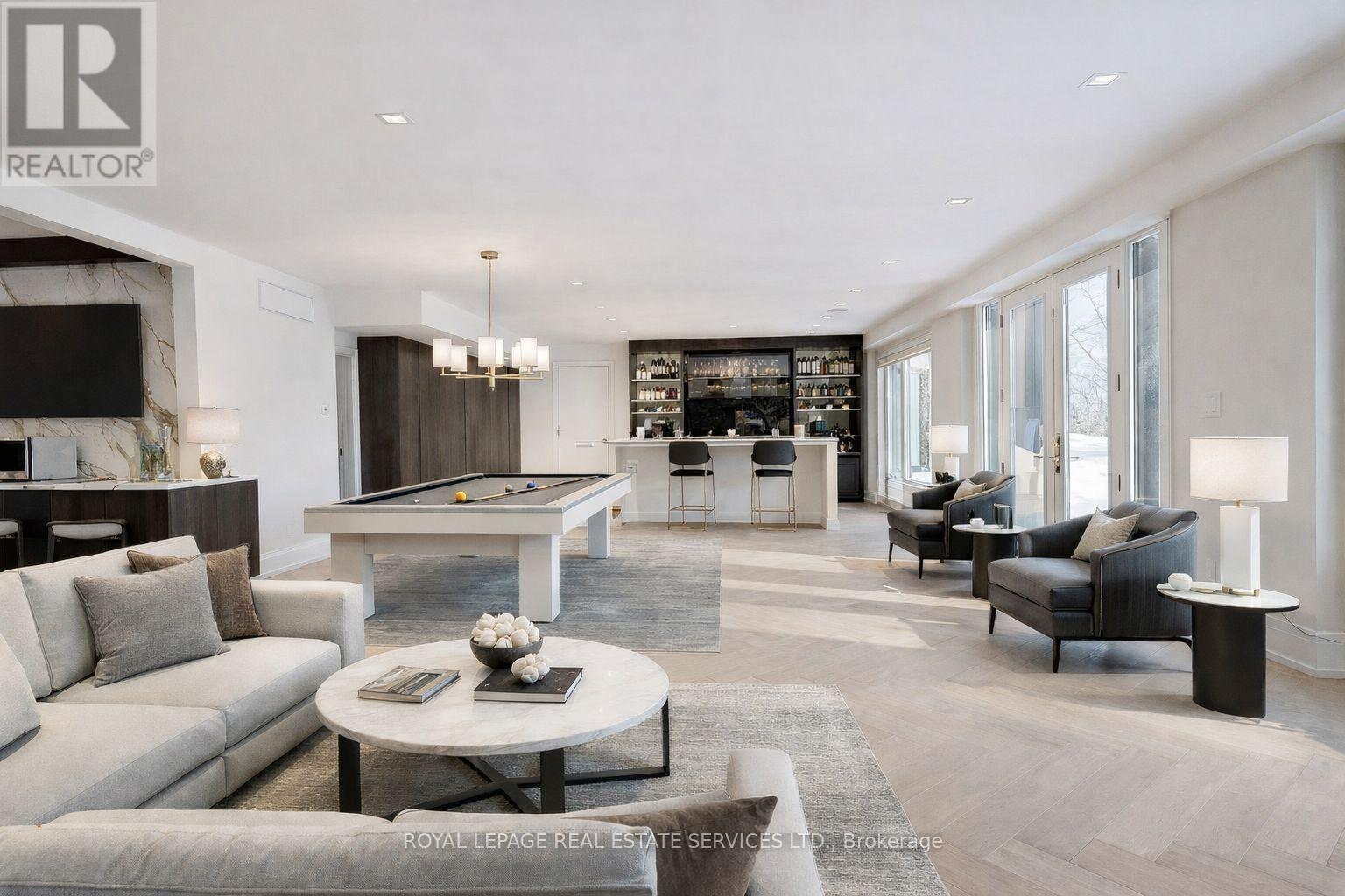 100 Appleby Place, Burlington, ON - Indoor Photo Showing Living Room