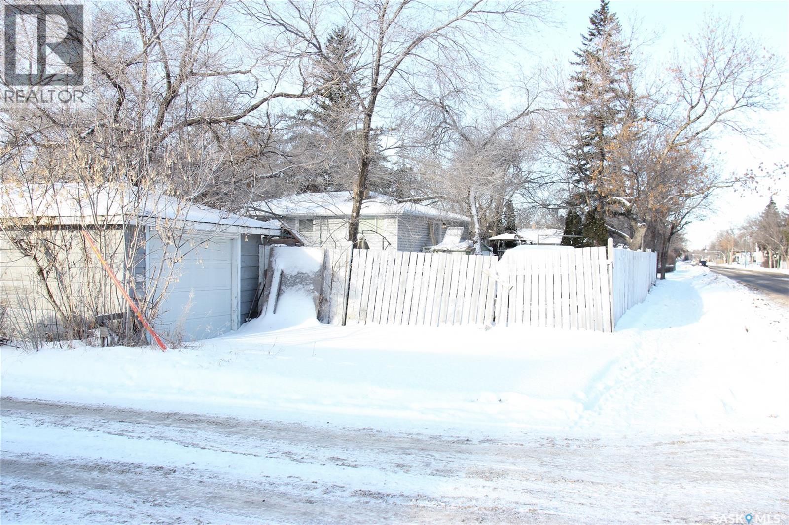 3205 Whitmore Avenue, Regina, SK - Outdoor